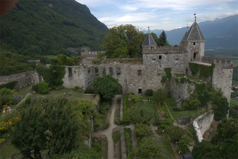 Le Château de Miolans à 15mn en voiture et sa vue sur le mont Blanc.