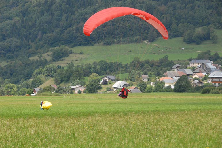 Le parapente décollage Crox d'Alan et atterrissage à la Compôte