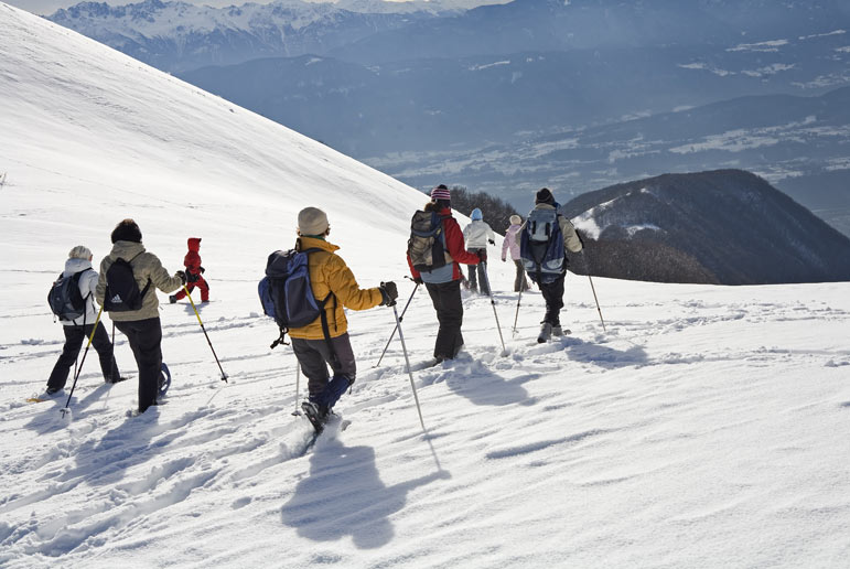 Découverte en groupe des paysages d'hiver en raquettes.